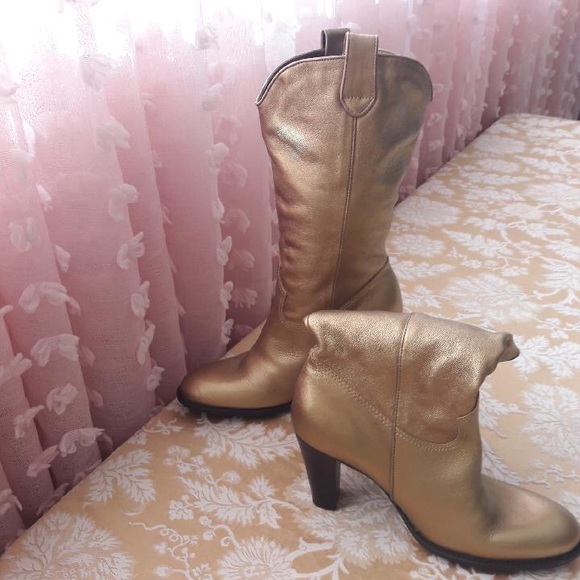 Gold leather high heeled boots. - Picture 4 of 4